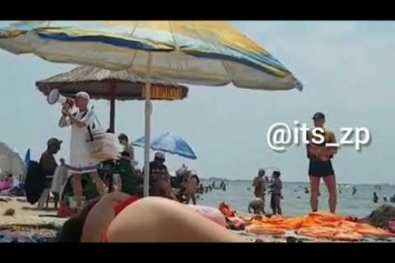 Продавец на пляже повеселил публику и продемонстрировал талант маркетинга (видео)