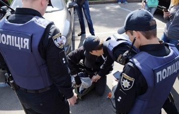 Под Киевом полицейский украл вещдоки ради нового телевизора и часов