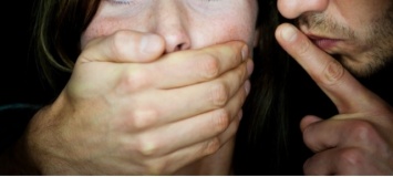Жили по соседству: мужчина изнасиловал 10-летнюю девочку на глазах у ее 6-летней подруги