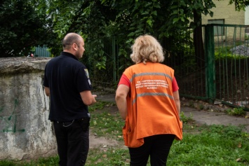 В Киеве женщина-дворник спасла окровавленного мужчину