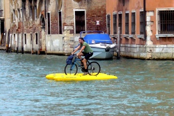 В Венеции оштрафовали французских туристов, оставивших свои велосипеды на улице