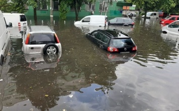 Затопленные дороги, дома и здания: Ровно накрыл мощный ливень. Фото и видео последствий