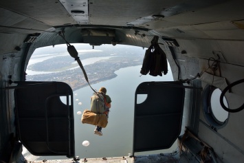 Николаевские десантники на высоком уровне отработали парашютные прыжки на воду (ФОТО)