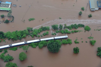В Индии паводок утопил пассажирский поезд