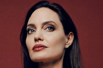 Анджелина Джоли удивила грудью без белья