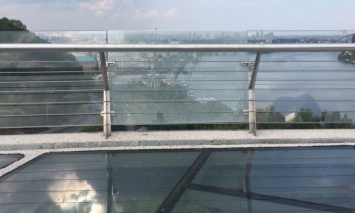 На пешеходно-велосипедном мосту в Киеве снова треснуло стекло, на этот раз - боковое
