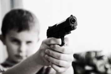 В России второклассники с пистолетом напали на магазин игрушек: видео инцидента