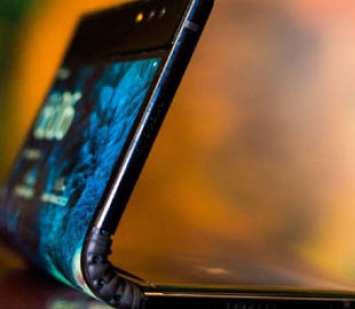 Блогер проверил на прочность первый в мире сгибаемый смартфон