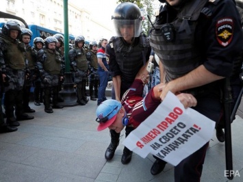 В Москве арестовали не менее 40 человек, задержанных на массовом митинге в поддержку оппозиционных кандидатов в Мосгордуму