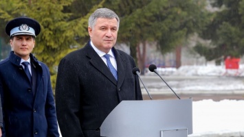 Политический хамелеон: 5 ярких реверансов Авакова в сторону Порошенко и Тимошенко