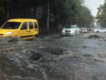Непогода в Одессе: затопило Приморскую, а на Поскоте песчаная буря