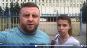"Привет из Киева": под зданием ЦИК члены скандального 50-го окружкома записали видеообращение