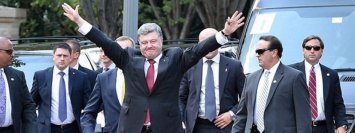 Порошенко покинул Украину, Adidas "дарит" кроссовки, а бразильские заключенные играли в футбол людскими головами: ТОП новостей дня