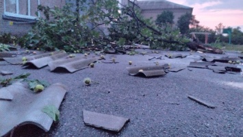 Непогода в Запорожской области: ветер оставил без крыши школу и десятки зданий