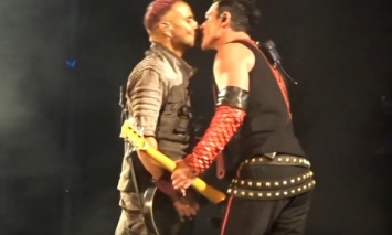 Гитаристы Rammstein поцеловались на концерте в Москве в знак протеста против гомофобных законов РФ