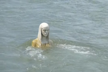 В реке Прикарпатья заметили огромную статую ''Божьей Матери'': появилось видео