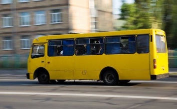 Пассажирка ехала в маршрутке лежа