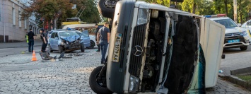 В Днепре маршрутка с пассажирами перевернулась от столкновения с Hyundai: больше 10 пострадавших