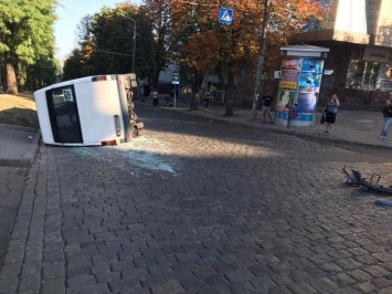 В центре Днепра перевернулась маршрутка с пассажирами: ее на полной скорости протаранила иномарка, - ФОТО