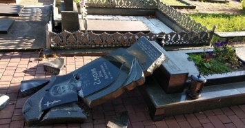 Вандалы разрушили памятники на могилах воинов АТО