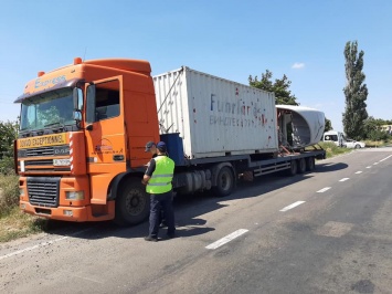 На Николаевщине сотрудники УТБ остановили грузовик, из контейнера которого вытекает неизвестное ядовитое вещество (ФОТО)