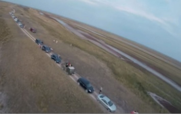 На экскурсию по острову Бирючему отправилось рекордное количество автомобилей (видео)