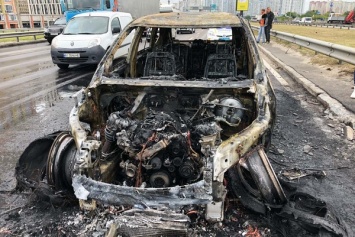 На столичном Южном мосту BMW врезался в отбойник и сгорел дотла