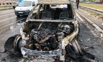 В Киеве на проспекте Бажана сгорел BMW X5: Спасатели не могли подъехать к месту аварии из-за пробки