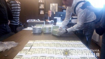 Топ-чиновника поймали на горячем - за взятку в полтора миллиона долларов