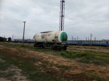 На железнодорожной станции в Николаевской области потекла цистерна «Укртатнафты» с бензолом - ЧП ликвидируют спасатели (ФОТО)