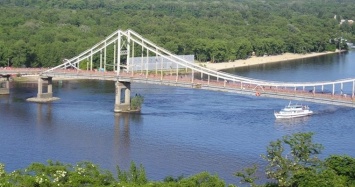 В Киеве начал рушиться пешеходный мост через Труханов остров, - ВИДЕО