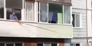 Житель затопленного Тулуна устроил рыбалку на балконе
