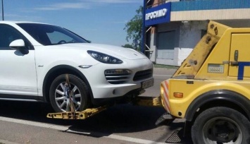 В Бердянске у руководителя предприятия за долги отобрали «Porshe Cayenne"