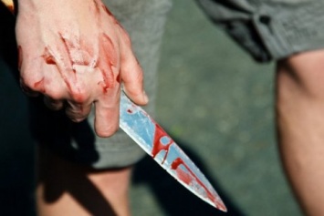Сбежавший из больницы мужчина, пытаясь покончить с собой, ранил ножом полицейского