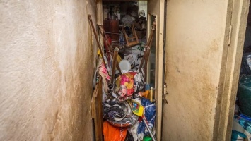В Одессе семья 20 лет не выходила из квартиры: страшные кадры жилья