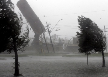 Шторм с огромным градом обрушился на людей: «деревья вырывало с корнем», кадры бури