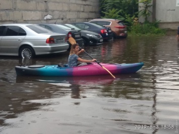 Одесситы покоряют городские лужи на каяках