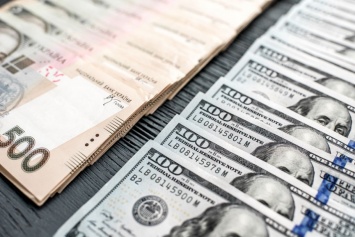 Доллар резко рванул вверх, гривна "прогнулась": НБУ представил мрачный курс валют