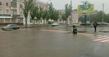 Непогода продолжает бушевать в Украине: обесточено 59 н. п., падают деревья, размыта дорога