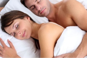 С какой стороны от мужа должна спать жена: слева или справа