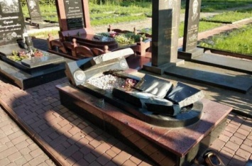 На Житомирщине надругались над могилами воинов АТО: полиция вышла на след подозреваемого. ФОТО