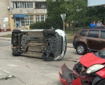 ДТП в Днепре: легковушка перевернулась на бок, движение затруднено