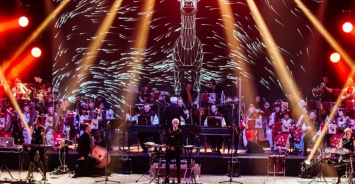 На бис: Олег Скрипка с оркестром взорвут одесский морвокзал