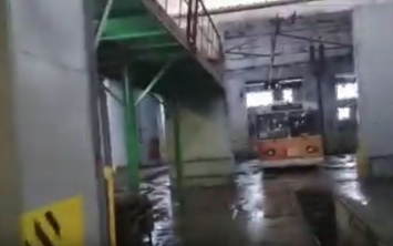 В Запорожье полностью затопило троллейбусный парк (ВИДЕО)