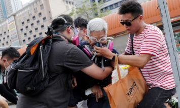 Протесты в Гонконге: Сотрудники госучреждений объявили забастовки, демонстранты блокировали движение на улицах