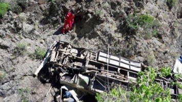 В Боливии автобус с волонтерами-медиками сорвался в пропасть: есть жертвы