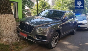 В Киеве нетрезвый водитель без прав попал в аварию на Bentley Bentayga