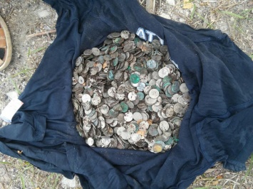 На подворье монастыря в Тернопольской области нашли клад со старыми монетами