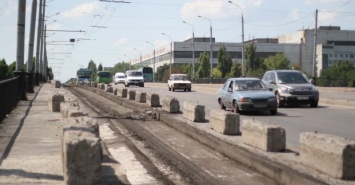 На Коммунальном мосту в Харькове временно меняется схема движения транспорта