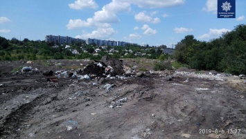 Полиция Днепра призывает выбрасывать мусор в отведенных для этого места